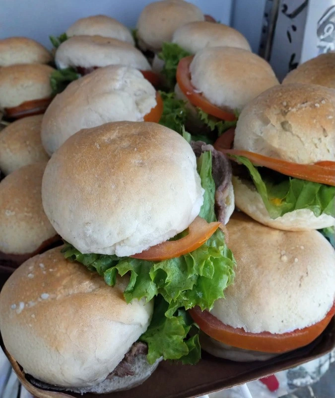 Mini churrascos preparados para eventos y servicio de coctelería